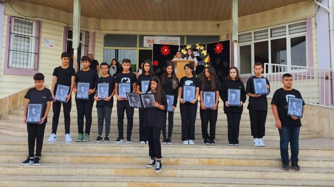 Cumhuriyetimizin kurucusu Gazi Mustafa Kemal Atatürk'ü  10 Kasım'da okulumuzda düzenlenen törenle andık. 